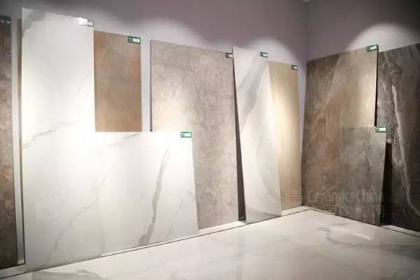 和石英为主要原料制造的用于覆盖墙面和地面板状或块板建筑陶瓷制品